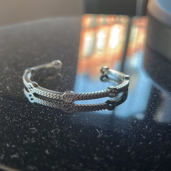 Gucci Thin Interlocking G Station Cuff - Picture 8 of 16